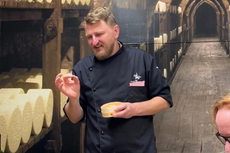 Une expérience de dégustation de chocolat au musée, avec des échantillons variés et des guides experts, enrichissant la visite culturelle.